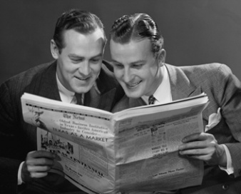 Photo vintage de deux hommes lisant le journal