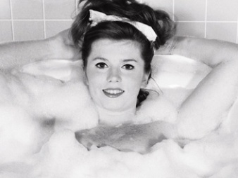 Image vintage d'une femme dans son bain moussant