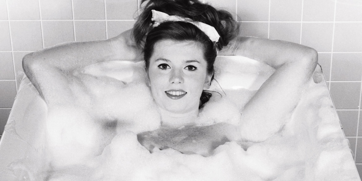 Une photo vintage d'une femme dans son bain moussant
