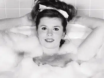 Image vintage d'une femme dans son bain moussant